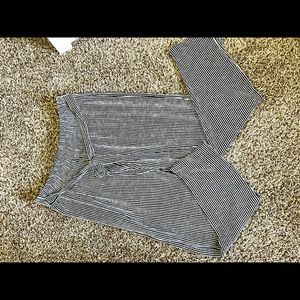 Ribbed black/white capri pants with tie